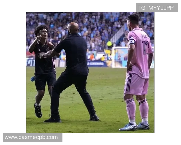 足球明星保镖勇敢拦截骚扰者展现职业素养与责任感